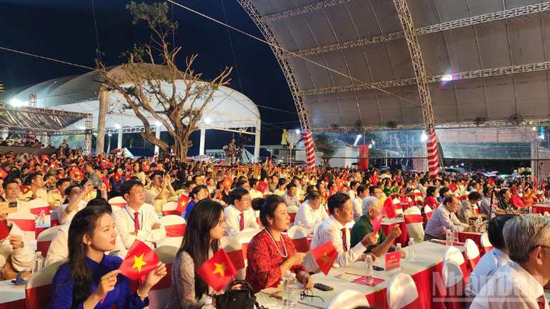 គណៈប្រតិភូ និងប្រជាជនជាច្រើនបានចូលរួមក្នុងកម្មវិធីសិល្បៈដោយប្រធានបទ៖ “ពាក្យរបស់គាត់បន្ទរជារៀងរហូតនៅលើភ្នំ និងទន្លេ” នៅសួន Tay Do ទីក្រុង Hung Phu Ward ទីក្រុង Can Tho។ ndo_br_thiet-ke-chua-co-ten-2-8114.png
