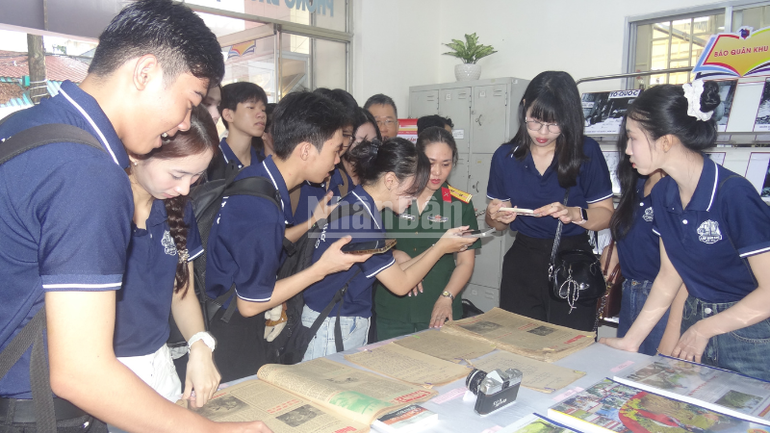 Triển lãm thu hút được sự quan tâm của bạn đọc là các nhà báo, phóng viên, các đại biểu đến dự lễ. ndo_c_thiet-ke-chua-co-ten-1.png