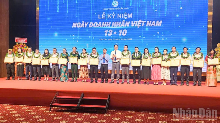 Ủy ban nhân dân thành phố Cần Thơ tặng Bằng khen cho 90 tập thể cho các doanh nghiệp và doanh nhân có thành tích xuất sắc đã đóng góp cho sự phát triển chung của thành phố. ndo_br_thiet-ke-chua-co-ten-1-2356.png
