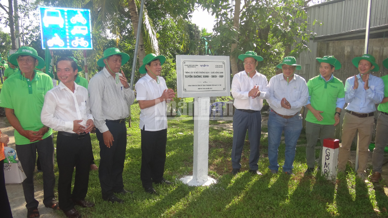 Các đại biểu cắt băng khánh thành tuyến đường Xanh-Sạch-Đẹp của huyện Phong Điền. ndo_c_thiet-ke-chua-co-ten.png