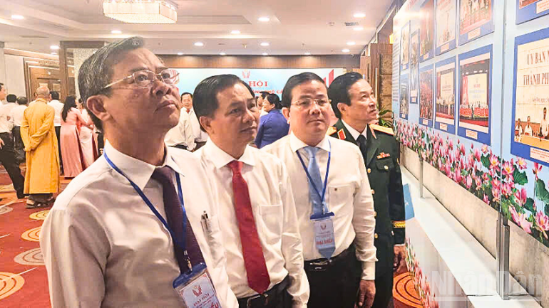 Lãnh đạo thành phố Cần Thơ tham quan khu trưng bày những thành tựu đạt được trong phong trào thi đua yêu nước. ndo_br_thiet-ke-chua-co-ten-1-9128.png