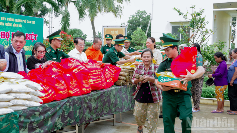 Trao tặng quà cho bà con nghèo tại “phiên chợ đặc biệt”. ndo_br_thiet-ke-chua-co-ten-1.png