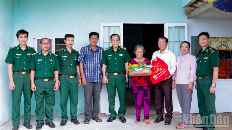 Lãnh đạo Bộ đội Biên phòng thành phố Cần Thơ và chính quyền địa phương đến tận nhà tặng quà chúc mừng lễ Sene Dolta cho bà Thạch Thị Quyết người già neo đơn xã Vĩnh Hải. ndo_br_thiet-ke-chua-co-ten-2.png