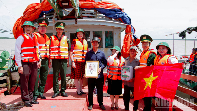 Tuần tra kiểm soát phát tờ rơi, tặng cờ Tổ quốc, ảnh Bác Hồ, tủ thuốc biên phòng và tuyên truyền chống khai thác IUU cho ngư dân. ndo_br_thiet-ke-chua-co-ten-3.png