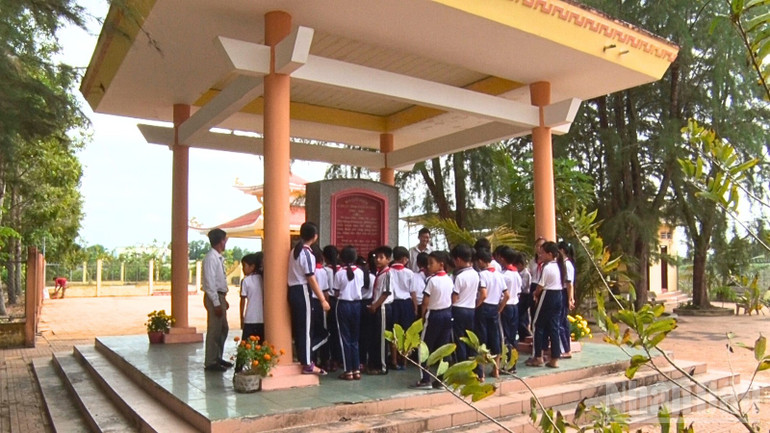 Many students heard heroic historical stories at the Chia Khom Relic Site. ndo_br_thiet-ke-chua-co-ten-5.png