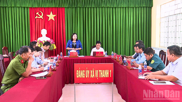 Bà Mã Thị Tươi, Phó Chủ tịch thường trực Hội đồng nhân dân thành phố Cần Thơ làm việc với Đảng ủy xã Vị Thanh 1. ndo_br_thiet-ke-chua-co-ten.png