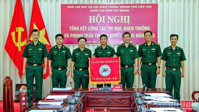Phòng Tham mưu, Bộ đội Biên phòng thành phố Cần Thơ bàn giao cờ Cụm trưởng Cụm thi đua cơ quan cho phòng nghiệp vụ. ndo_br_thiet-ke-chua-co-ten-1-105.png
