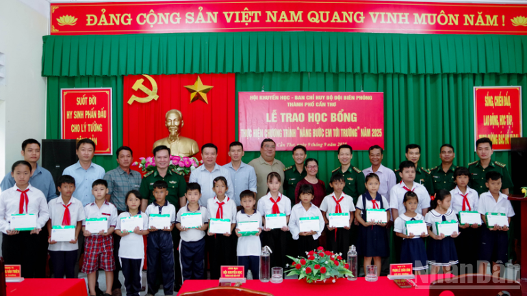 Các đại biểu chụp hình lưu niệm với các em học sinh trong buổi lễ trao học bổng tại xã Vĩnh Hải, thành phố Cần Thơ. ndo_br_thiet-ke-chua-co-ten-2-5727.png