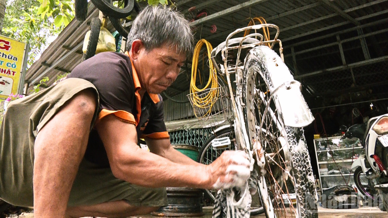 Ông Giàu đang hoàn thiện chiếc xe đạp tặng cho học sinh nghèo ndo_br_thiet-ke-chua-co-ten-4.png
