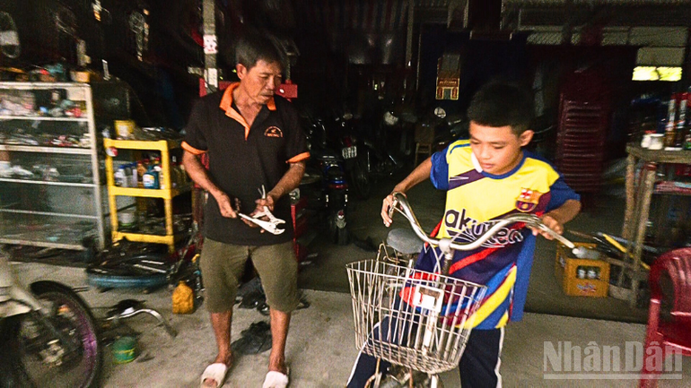 Ông Giàu tặng chiếc xe đạp cho em Nguyễn Văn Hòa. ndo_br_thiet-ke-chua-co-ten-6.png