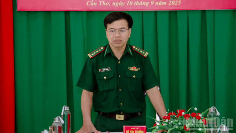 Đại tá Hà Huy Trường, Phó Chính ủy Bộ đội Biên phòng thành phố Cần Thơ phát biểu chỉ đạo tại hội nghị. ndo_br_thiet-ke-chua-co-ten-1.png