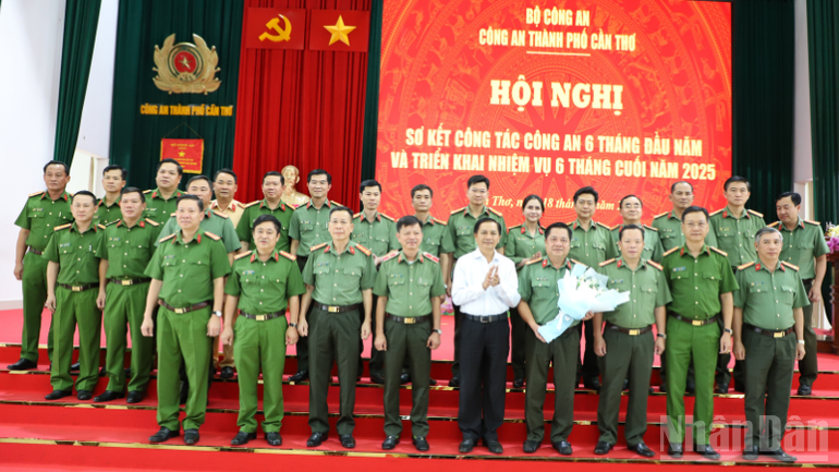 Ông Trần Văn Lâu, Chủ tịch Ủy ban nhân dân thành phố Cần Thơ, tặng hoa chúc mừng Ban chấp hành Đảng bộ Công an thành phố Cần Thơ. ndo_br_thiet-ke-chua-co-ten-1.png