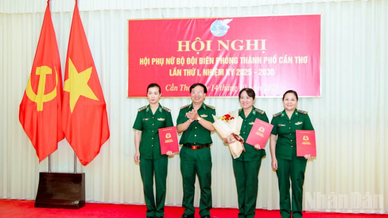 Đại tá Hà Huy Trường, Phó Chính ủy Bộ đội Biên phòng thành phố Cần Thơ trao quyết định của Đảng ủy, Ban chỉ huy chỉ định Ban chấp hành Hội phụ nữ Bộ đội Biên phòng thành phố Cần Thơ nhiệm kỳ 2025-2030 ndo_br_thiet-ke-chua-co-ten-1-1542.png