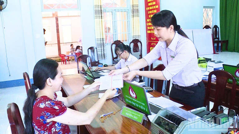 Hoạt động giải ngân tín dụng chính sách vẫn diễn ra vào ngày cố định hàng tháng tại các điểm giao dịch. ndo_br_thiet-ke-chua-co-ten-5484.png