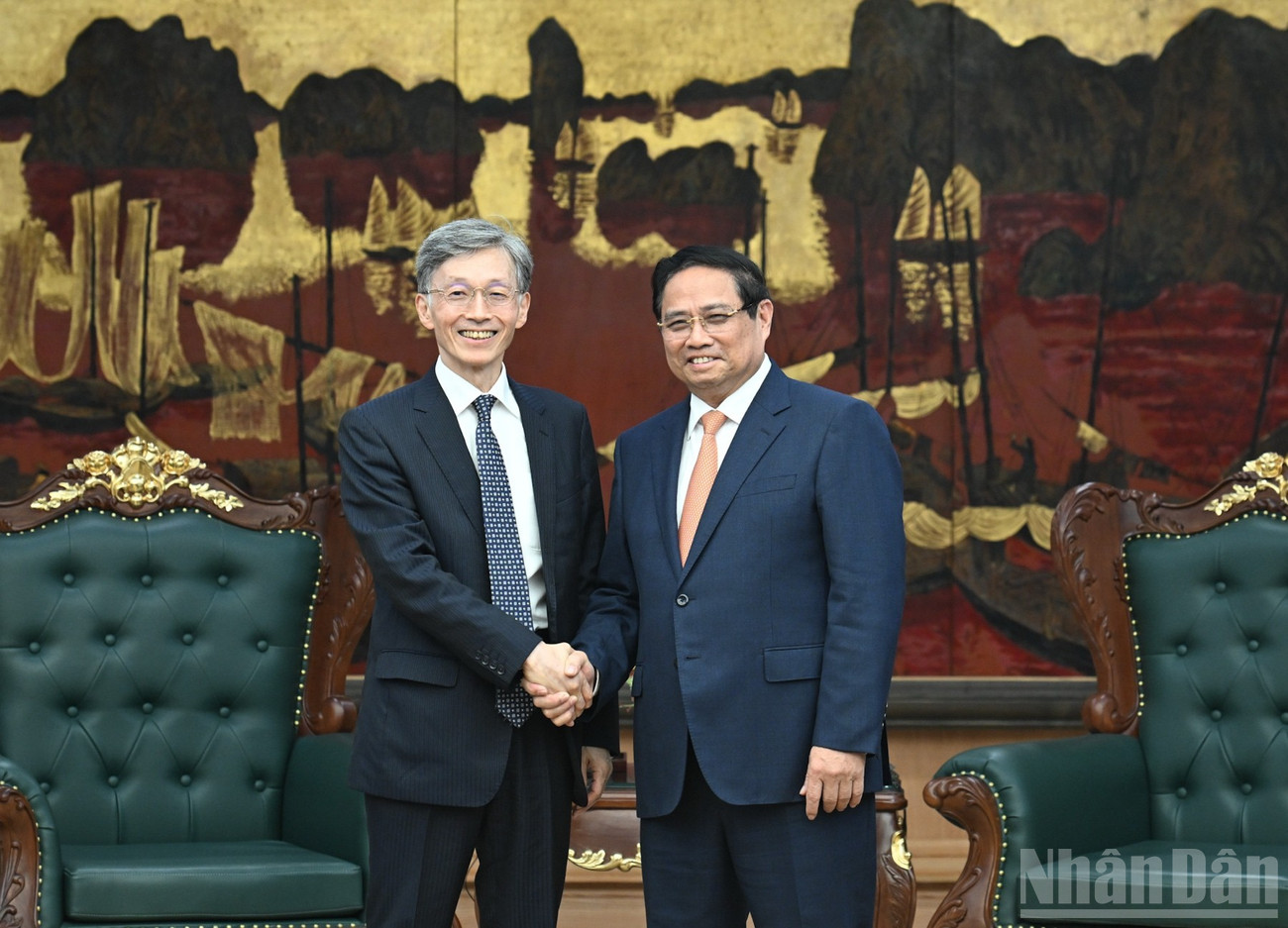 Thủ tướng Phạm Minh Chính và ông Kenji Okamura, Phó Tổng Giám đốc Quỹ Tiền tệ quốc tế (IMF). (Ảnh: TRẦN HẢI)