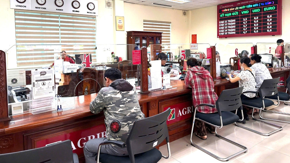 Khách hàng giao dịch tại chi nhánh Agribank Giao Thủy (xã Giao Thủy, tỉnh Ninh Bình). img-2658-6705.jpg