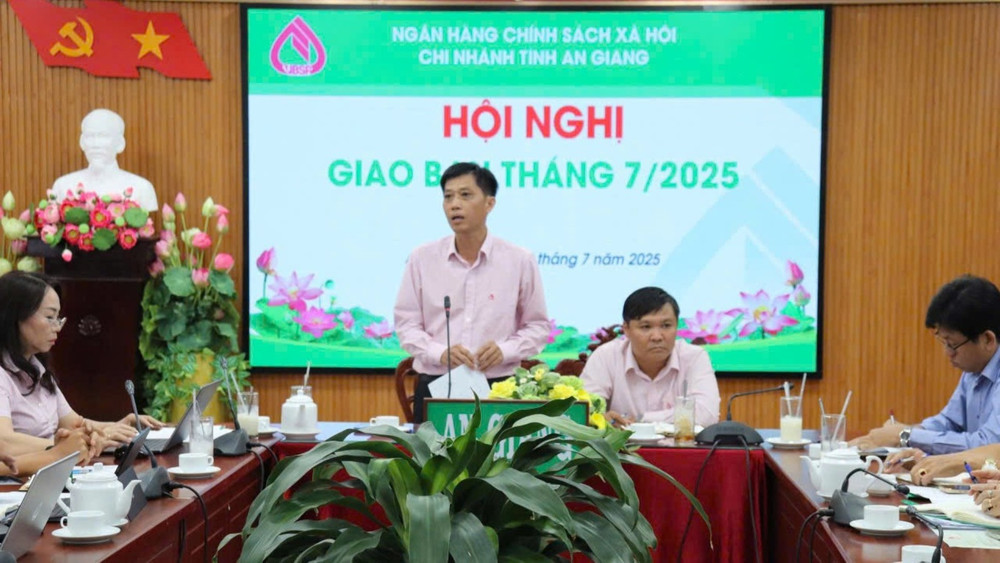 Quyền Giám đốc Ngân hàng Chính sách xã hội tỉnh An Giang Đoàn Công Thiệt chủ trì cuộc họp bàn triển khai các biện pháp duy trì ổn định hoạt động tín dụng chính sách thông suốt sau sáp nhập. quyen-giam-doc-nhcsxh-tinh-an-giang-ong-doan-cong-thiet-chu-tri-cuoc-hop-ban-trien-khai-cac-bien-phap-duy-tri-on-dinh-hoat-dong-tin-dung-chinh-sach-thong-suot-sau-sap-nhap.jpg