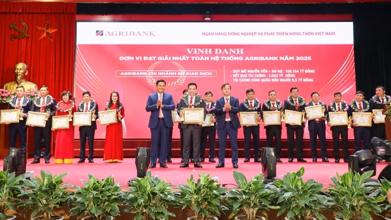 ban-lanh-dao-agribank-trao-bang-khen-vinh-danh-cac-don-vi-co-thanh-tich-tot-trong-toan-he-thong-2789.jpg