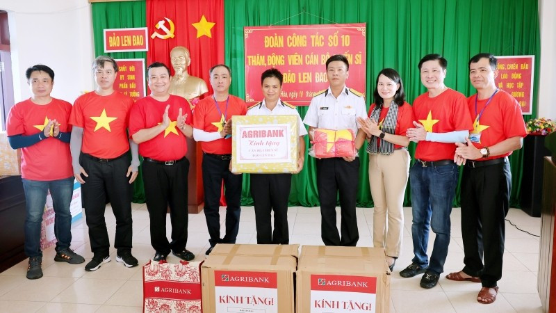 Phó Tổng Giám đốc Phùng Thị Bình trao quà tặng cho chiến sĩ trên đảo Len Đao. a6-dc-phung-thi-binh-trao-qua-tang-cho-chien-si-tren-dao-len-dao.jpg