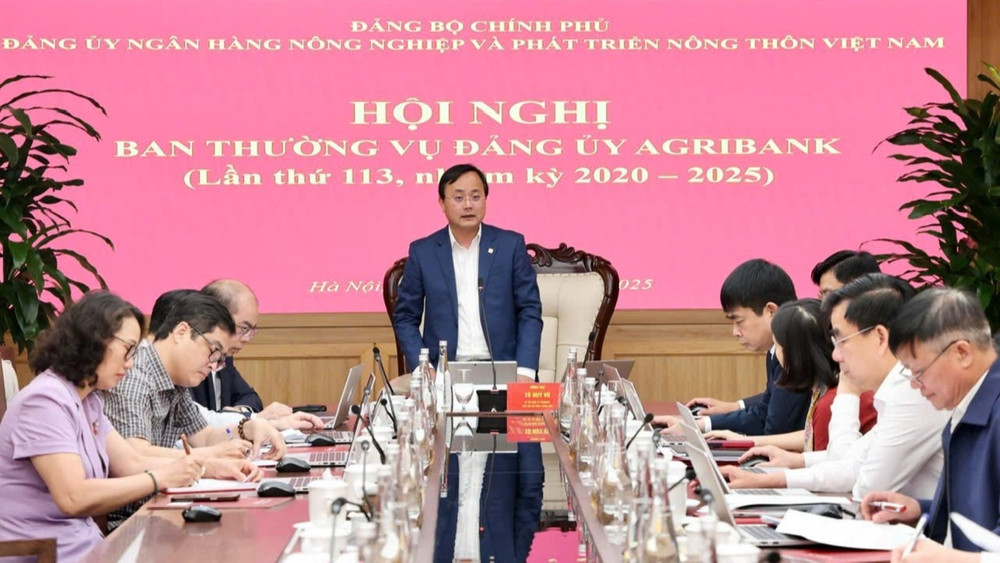 Đồng chí Tô Huy Vũ - Bí thư Đảng ủy, Chủ tịch HĐTV Agribank phát biểu tại Hội nghị Ban Thường vụ Đảng ủy Agribank lần thứ 113, nhiệm kỳ 2020-2025. anh-8-1-1715.jpg