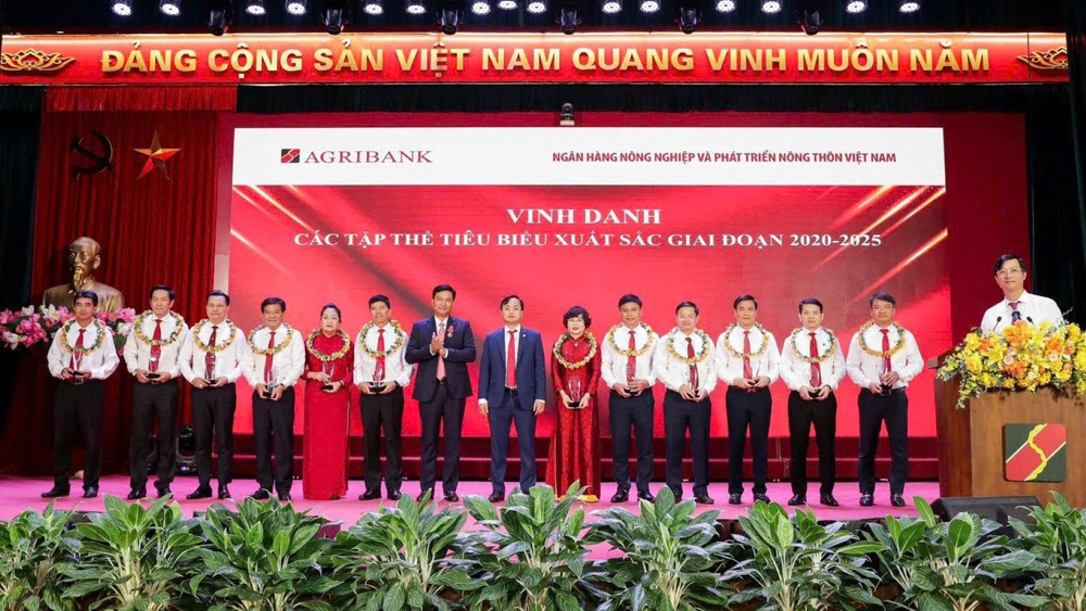 Đảng ủy Agribank vinh danh các tập thể tiêu biểu xuất sắc giai đoạn 2020-2025. 46352-1.jpg