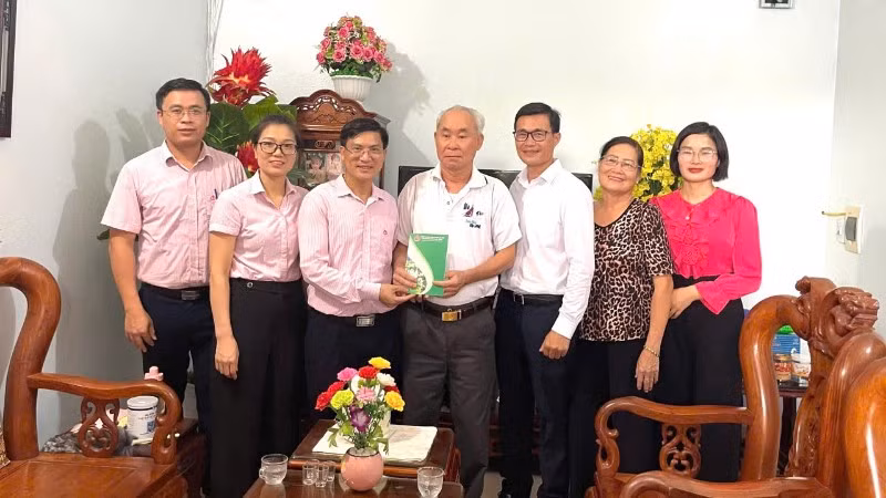 giam-doc-nhcsxh-tinh-cao-bang-ong-nguyen-quang-thinh-chi-tri-hop-giao-ban-hang-thang-va-truc-tiep-cung-can-bo-tin-dung-tham-hoi-trao-qua-tinh-nghia-tang-dong-bao-bi-thien-tai-lu-lut-7070.jpg