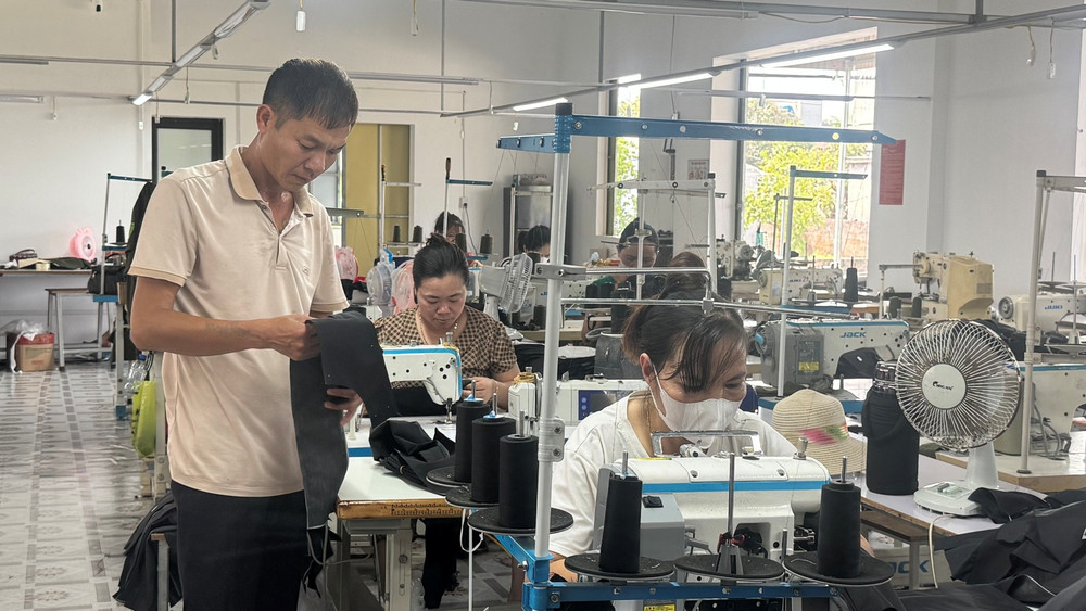 Xưởng may của gia đình anh Nguyễn Văn Hùng (Hưng Yên) tạo việc làm cho nhiều phụ nữ trong thôn xóm.