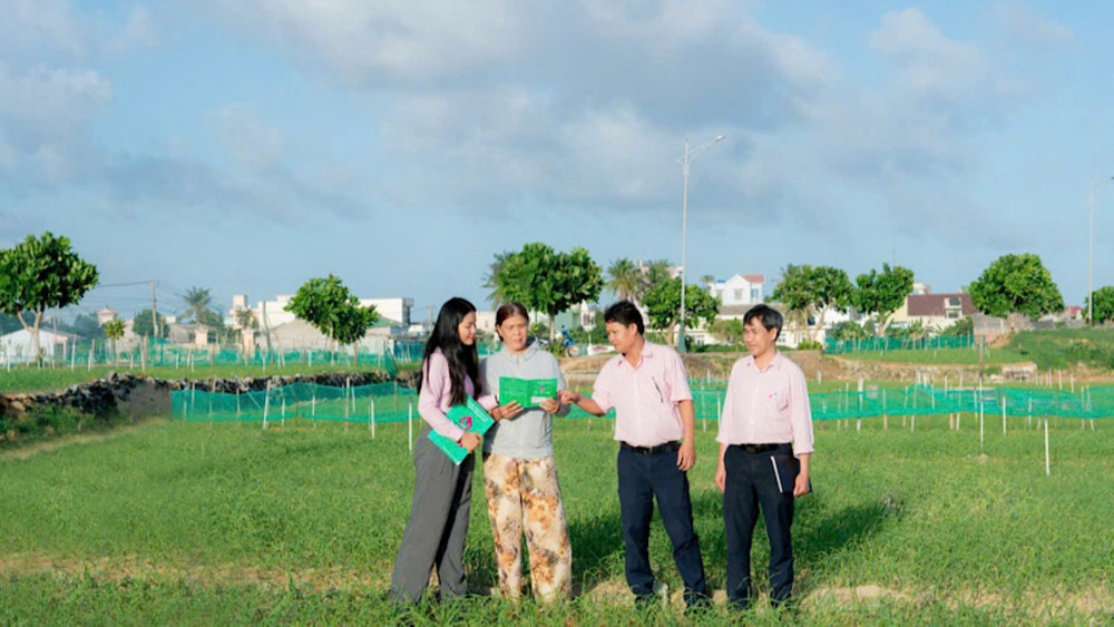 Các cán bộ tín dụng chính sách bám sát cơ sở, hỗ trợ và hướng dẫn bà con tại Lý Sơn sử dụng đồng vốn vay hiệu quả.