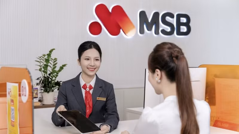 Giáo dịch khách hàng tại chi nhánh ngân hàng MSB.