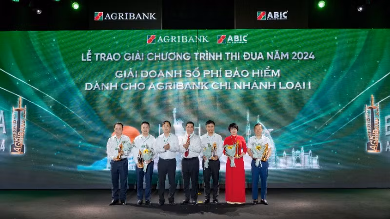 Lãnh đạo Agribank và ABIC trao giải doanh số phí bảo hiểm dành cho Agribank chi nhánh loại 1.