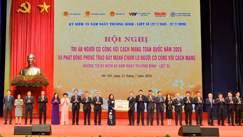 dong-chi-pham-duc-an-thong-doc-nhnn-cung-lanh-dao-cac-nhtm-trao-tang-so-tien-300-ty-dong-ung-ho-phong-trao-day-manh-cham-lo-nguoi-co-cong-voi-cach-mang-4275.jpg