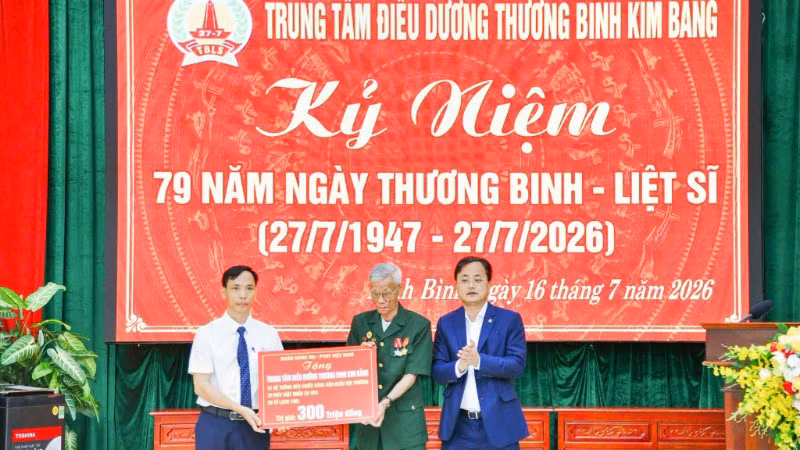 Đồng chí Tô Huy Vũ, Bí thư Đảng ủy, Chủ tịch Hội đồng thành viên Agribank trao quà tới Trung tâm Điều dưỡng thương binh Kim Bảng.