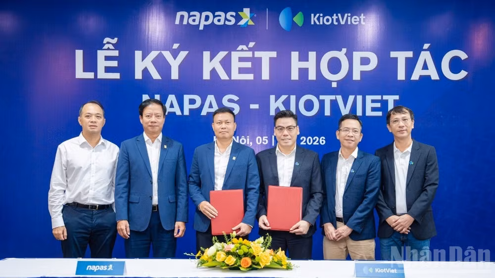 Đại diện NAPAS và KiotViet ký kết hợp tác toàn diện. (Ảnh: HỒNG ANH)