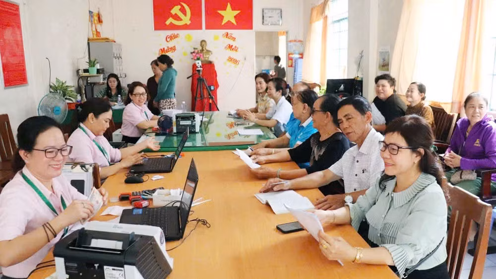 mang-luoi-diem-giao-dich-cua-nhcsxh-an-giang-tich-cuc-giup-nhan-dan-vung-bien-dao-tay-nam-vay-von-thuan-loi-1808.jpg