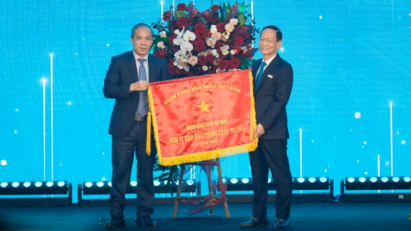 Đại diện Ngân hàng Nhà nước trao "Cờ thi đua của Ngân hàng Nhà nước" cho ABBank, ghi nhận những thành tích tiêu biểu trong phong trào thi đua của ngành ngân hàng.