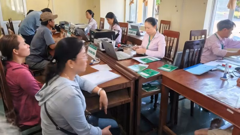 Điểm giao dịch thuộc Ngân hàng Chính sách xã hội Lý Sơn tích cực giải ngân , tạo điều kiện để người dân vay vốn thuận lợi.
