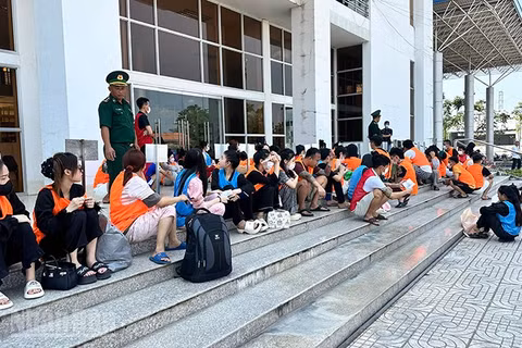 Các công dân Việt Nam do phía Campuchia trao trả, một số trường hợp xuất cảnh trái phép hoặc không có hợp đồng lao động. (Ảnh: HÒA BÌNH)