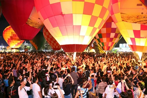 Du khách tham quan chụp ảnh với các khinh khí cầu tại đêm bế mạc Festival Hoa-Kiểng Sa Đéc.