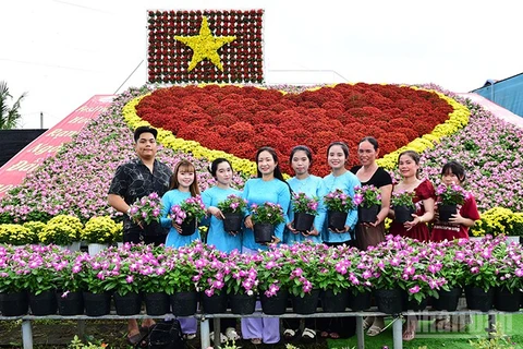 Du khách tham quan “Trái tim” hoa khổng lồ tại phường Sa Đéc.