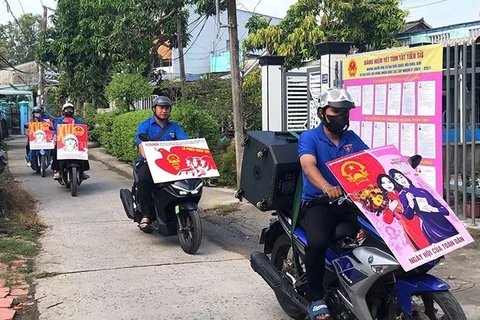 Đội hình thanh niên tình nguyện Phường đoàn Mỹ Trà triển khai mô hình đội tuyên truyền lưu động.