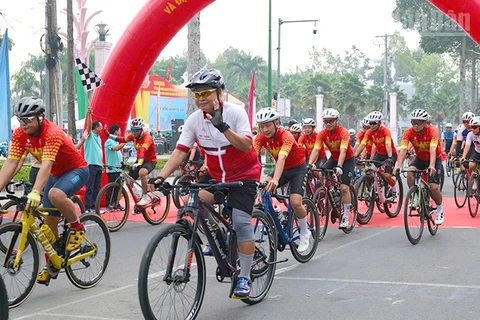 Đoàn xe đạp, xe mô-tô chạy diễu hành qua nhiều tuyến phố, lộ nông thôn phường Cao Lãnh.