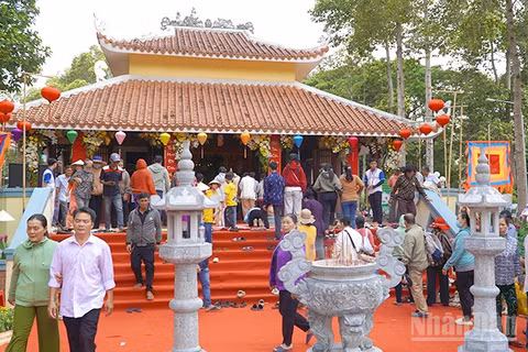 Khách thập phương viếng, thắp hương tại Miếu Bà Chúa Xứ Gò Tháp.