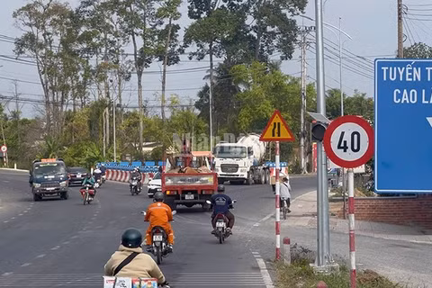 Nguy cơ mất an toàn giao thông tại vị trí nút giao giữa Quốc lộ 30 hiện hữu và tuyến tránh Quốc lộ 30 tại chân cầu Phong Mỹ.