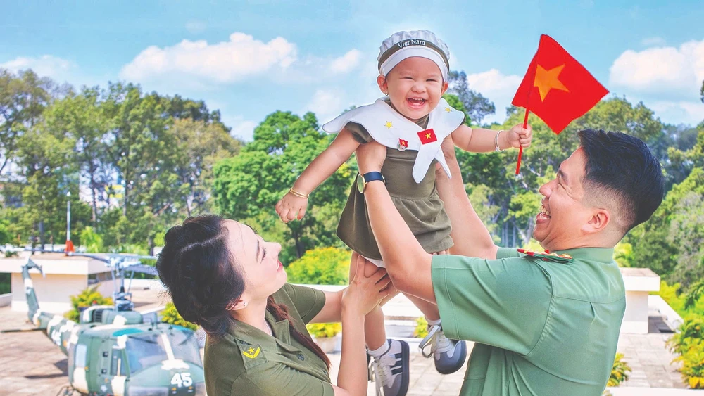 Hạnh phúc trong thời bình. (Tác giả NGUYỄN MẠNH CƯỜNG) 