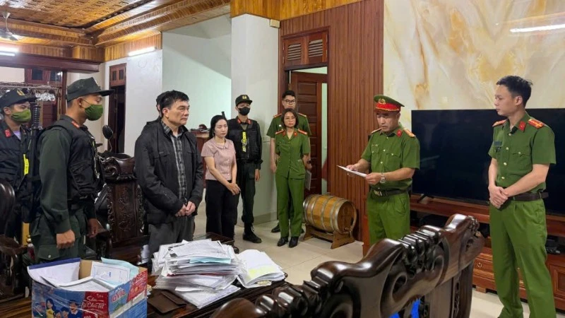 Bắt giữ các đối tượng vi phạm pháp luận. (Ảnh: Công an tỉnh Phú Thọ cung cấp)