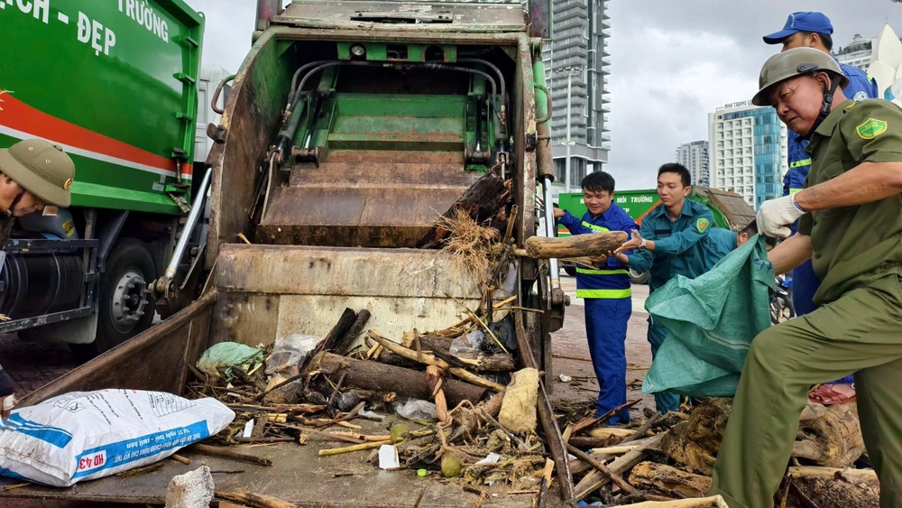 Người dân chung tay dọn dẹp môi trường sau lũ tại Nha Trang.