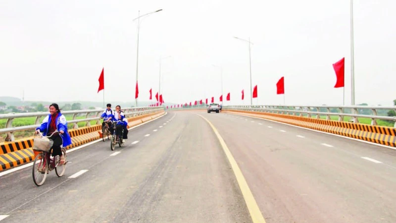 Cầu Cẩm Vân hợp long sớm, nối đôi bờ sông Mã, thúc đẩy phát triển kinh tế - xã hội