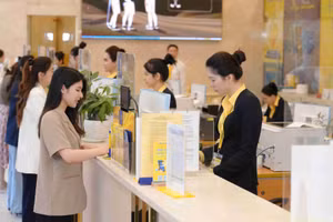 Khách hàng giao dịch tại Nam A Bank.