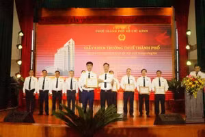 Trưởng Thuế Thành phố Hồ Chí Minh Đoàn Minh Dũng trao giấy khen cho các tập thể có thành tích xuất sắc đột xuất trong công tác quản lý thuế năm 2025.