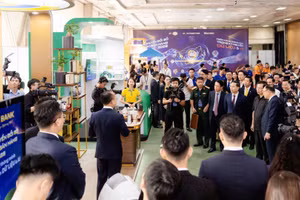 Ông Phạm Đức Ấn - Thống đốc Ngân hàng Nhà nước, tham quan gian trưng bày công nghệ Nam A Bank.